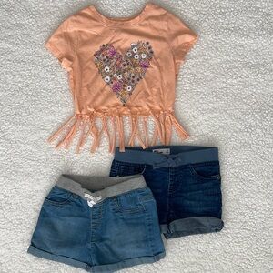 Bundle 5T Shirt & 2 Pairs of Cuffed Shorts 4T